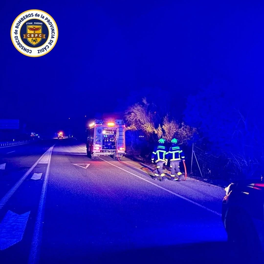 Un incendio en la Finca El Machorro obliga a cortar la A-381 durante la madrugada