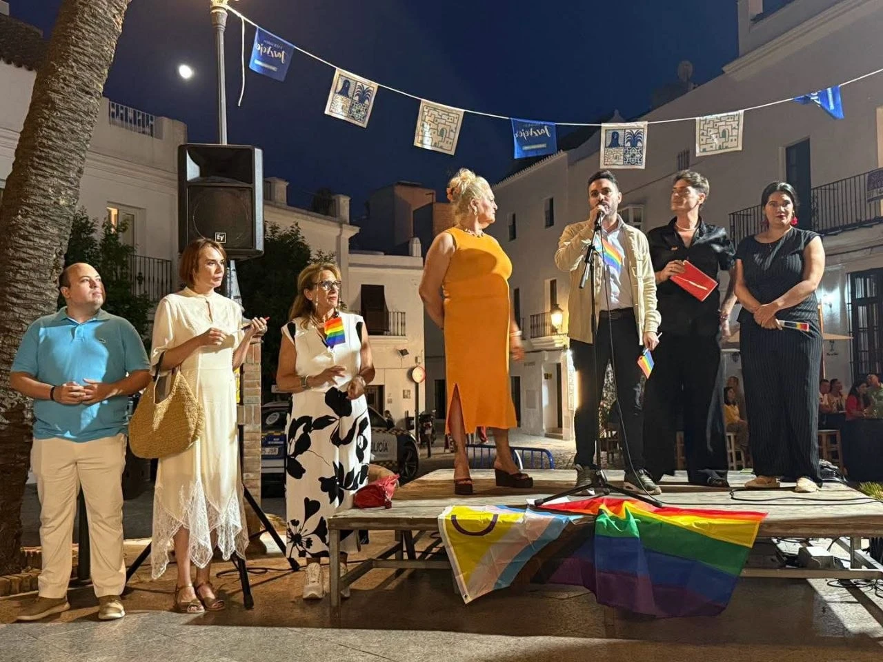 Vejer iza la bandera arcoíris en el Día Internacional del Orgullo LGTBIQ+
