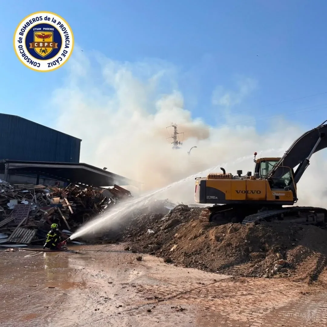 Un incendio en la planta de bioreciclaje de Miramundo requiere la intervención de los bomberos
