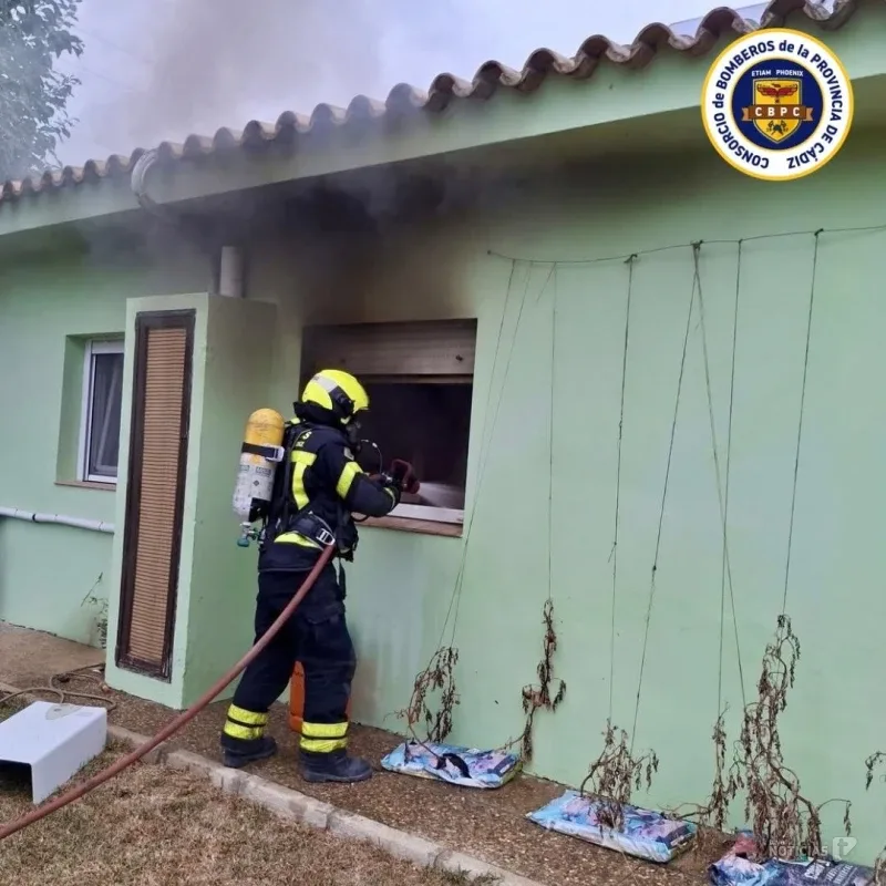 Bomberos sofoca un incendio en una vivienda del Camino de Cebú en Chiclana