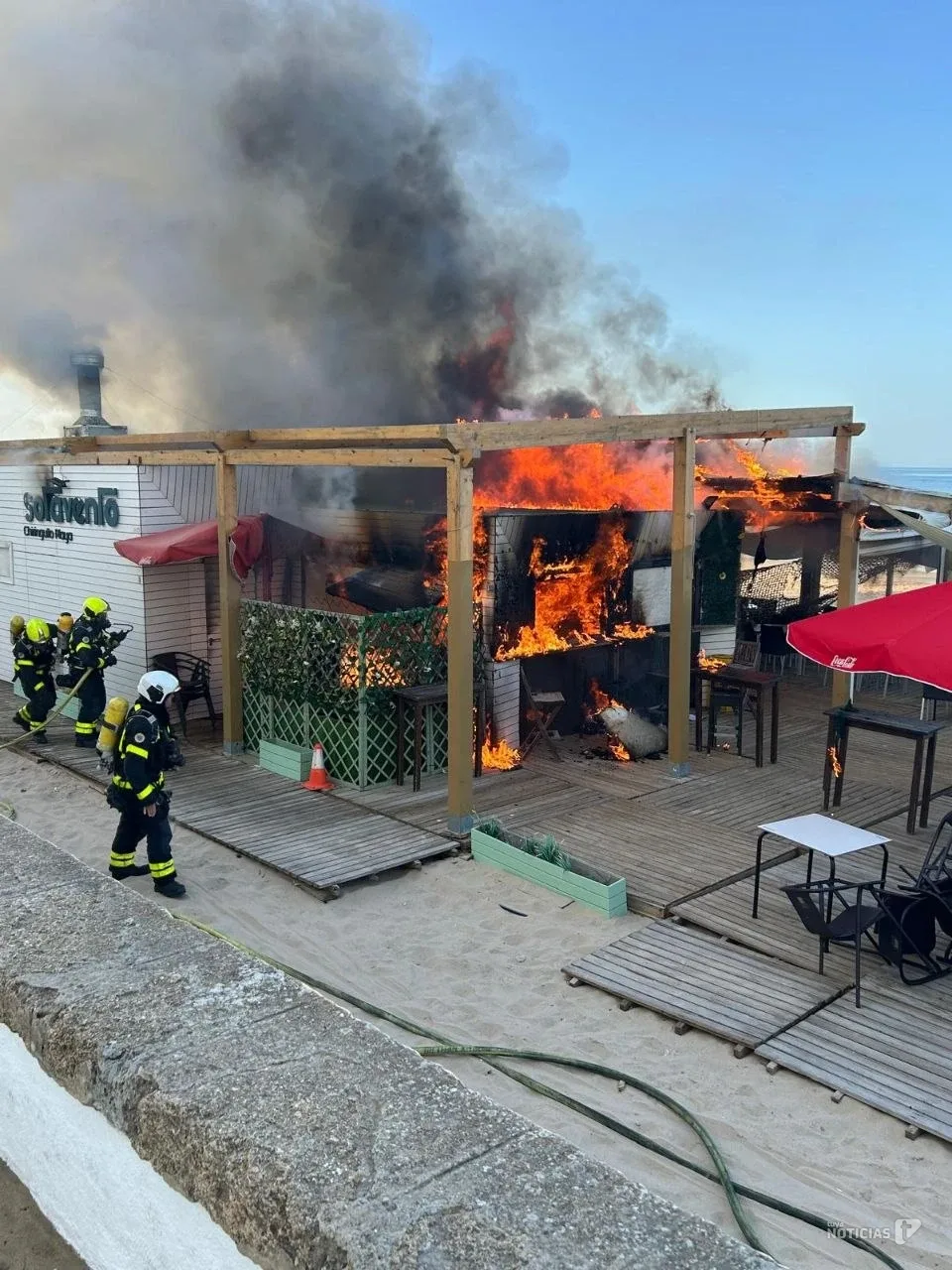 Un incendio obliga a intervenir a los servicios de emergencia en el chiringuito Sotavento