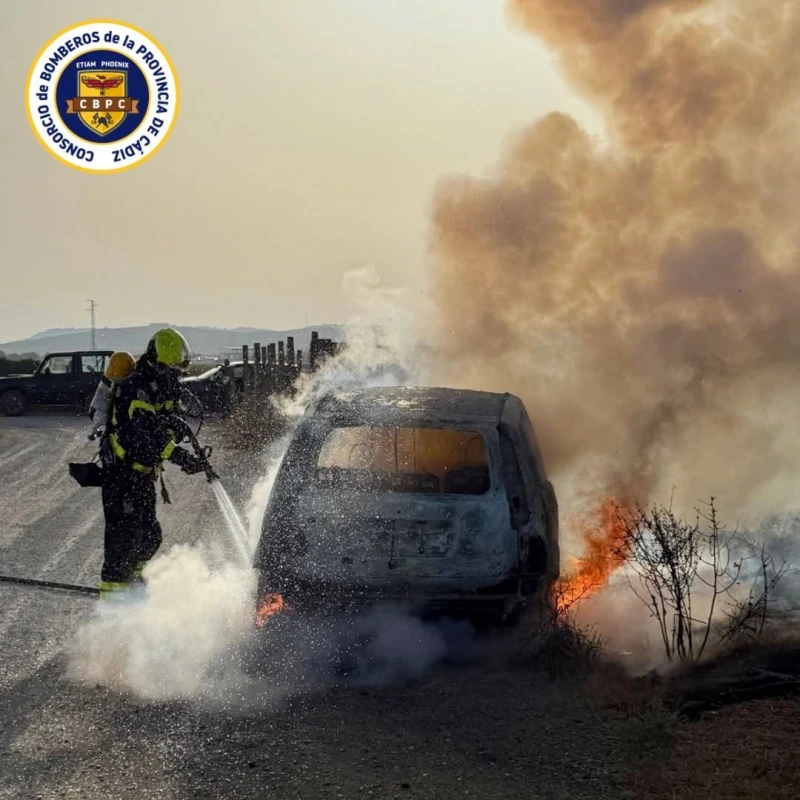 Bomberos extinguen un incendio de vehículo en El Palmar
