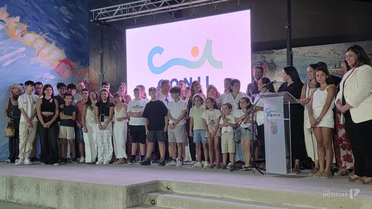 La Filarmónica Ciudad de Conil recibe el Premio de Turismo ante una Chanca repleta de público