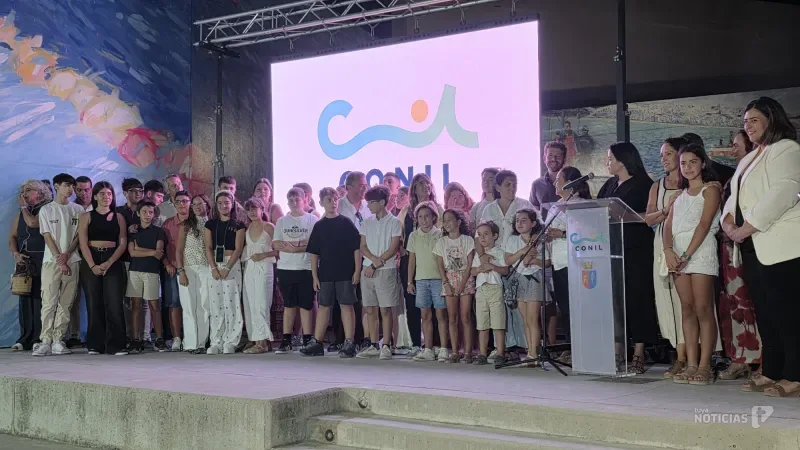 La Filarmónica Ciudad de Conil recibe el Premio de Turismo ante una Chanca repleta de público