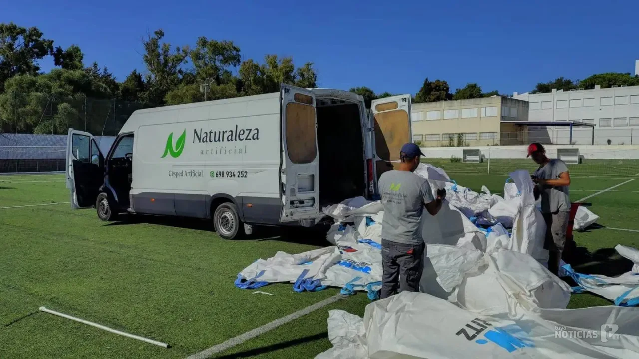 Arranca la renovación del césped en un campo de fútbol 7 de Vejer