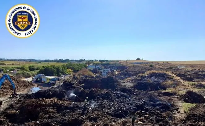Extinguido el incendio del vertedero Bahía Verde de Chiclana tras casi dos días de trabajo