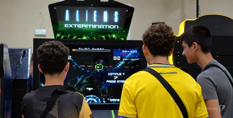 Jóvenes se reunen en torno a una recreativa de los 80
