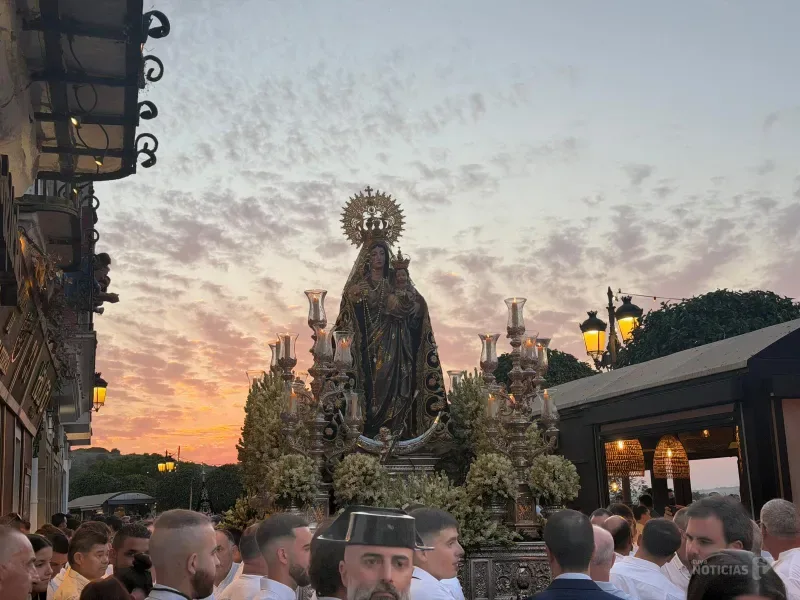 La Virgen de la Oliva ya recorre las calles de Vejer en una procesión multitudinaria y sin incidencias