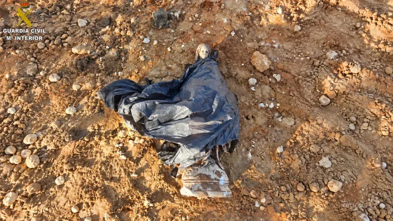 La Virgen apareció enterrada a metro y medio bajo tierra: así recuperó la Guardia Civil una imagen robada en Conil