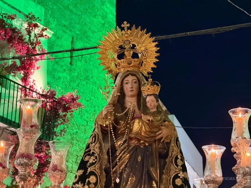 La Virgen de la Oliva ya recorre las calles de Vejer en una procesión multitudinaria y sin incidencias