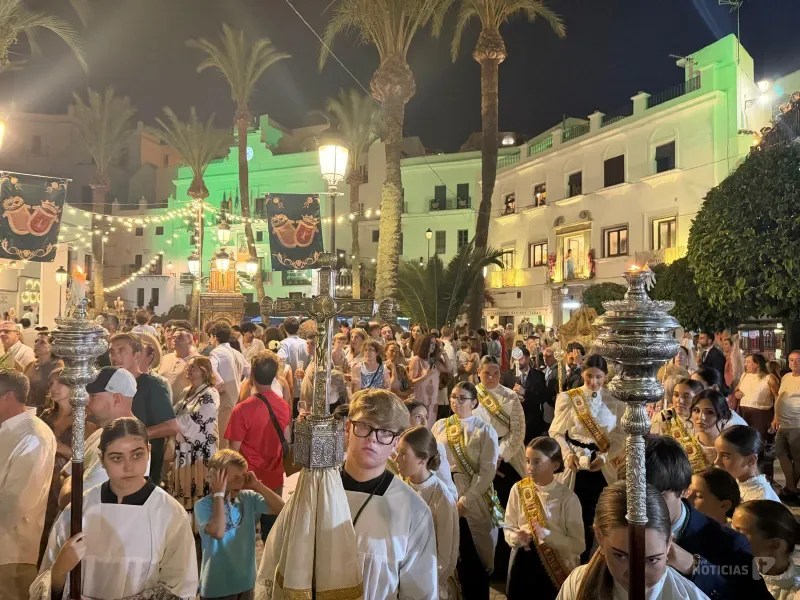 La Virgen de la Oliva ya recorre las calles de Vejer en una procesión multitudinaria y sin incidencias