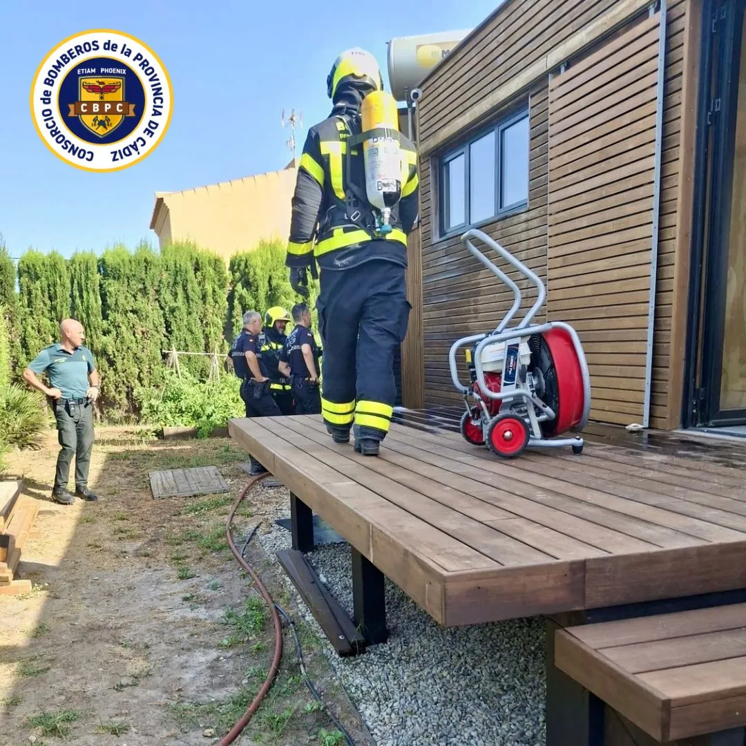 Un incendio en una caseta de placas solares en Vejer requiere la intervención de Bomberos de Chiclana y Conil