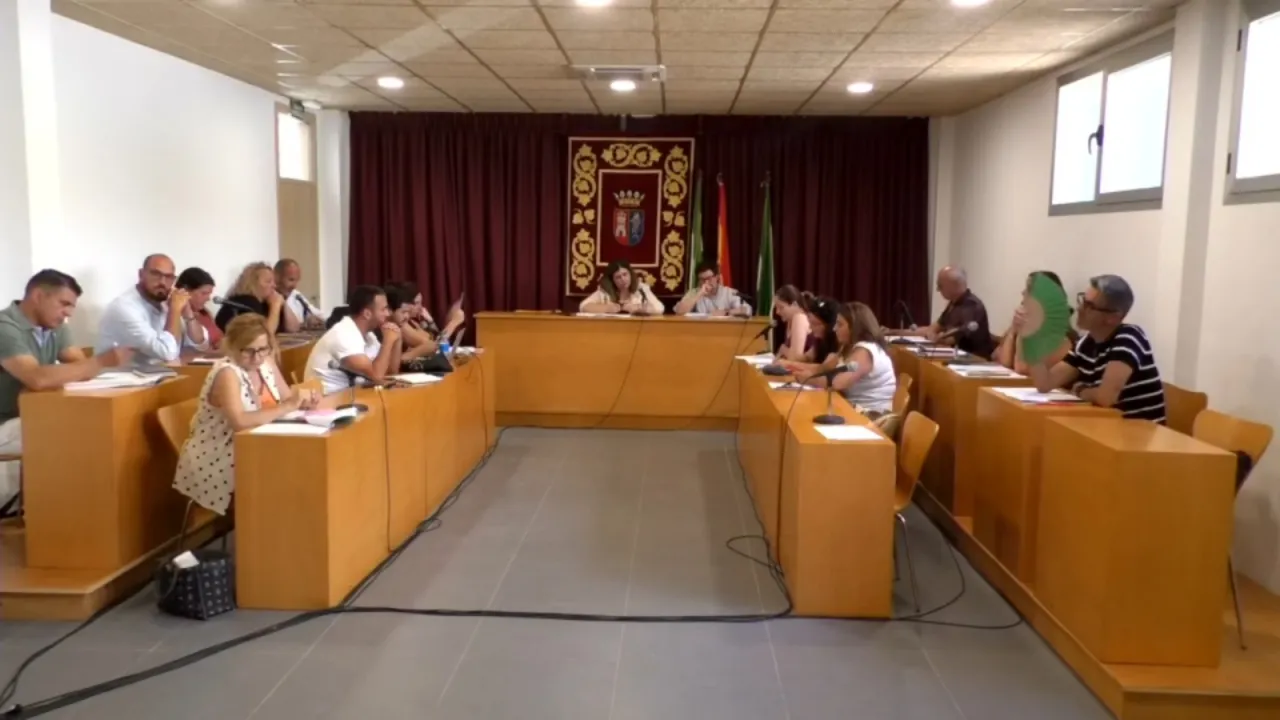El Pleno de Conil aborda la renuncia de un concejal, la vivienda, la educación y la digitalización de servicios municipales