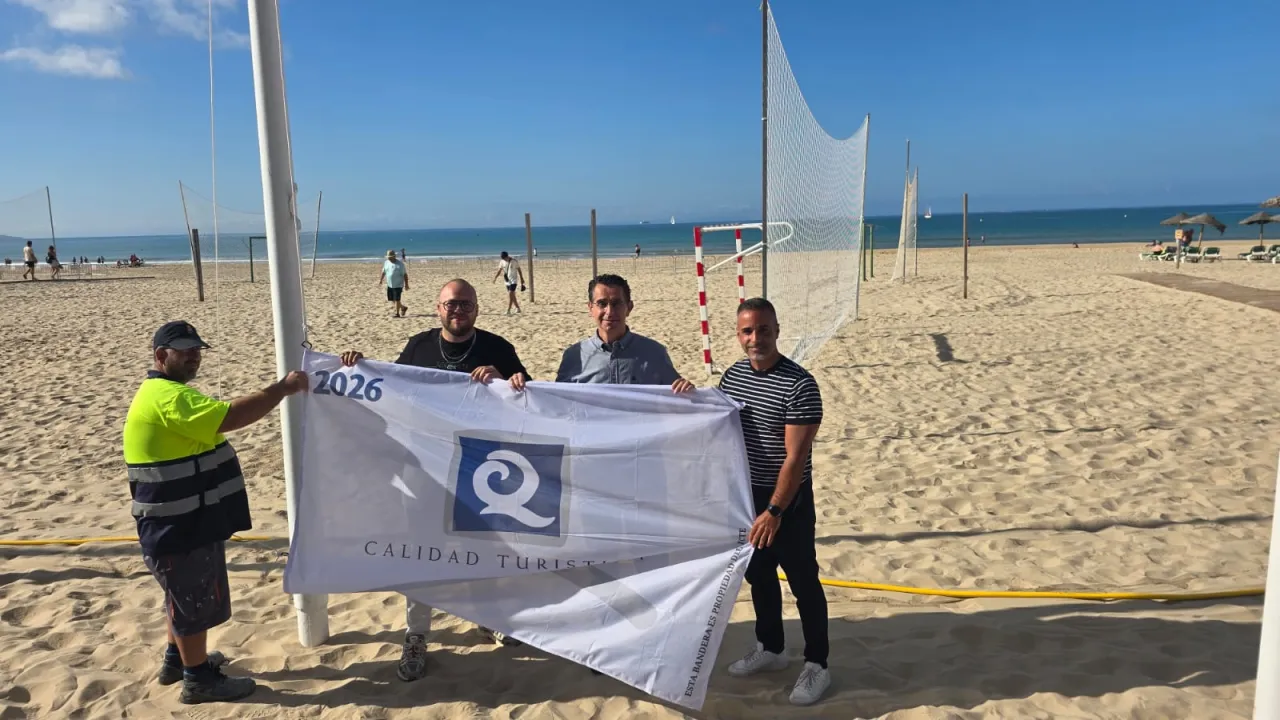 Barbate iza la bandera Q de Calidad Turística en la Playa del Carmen
