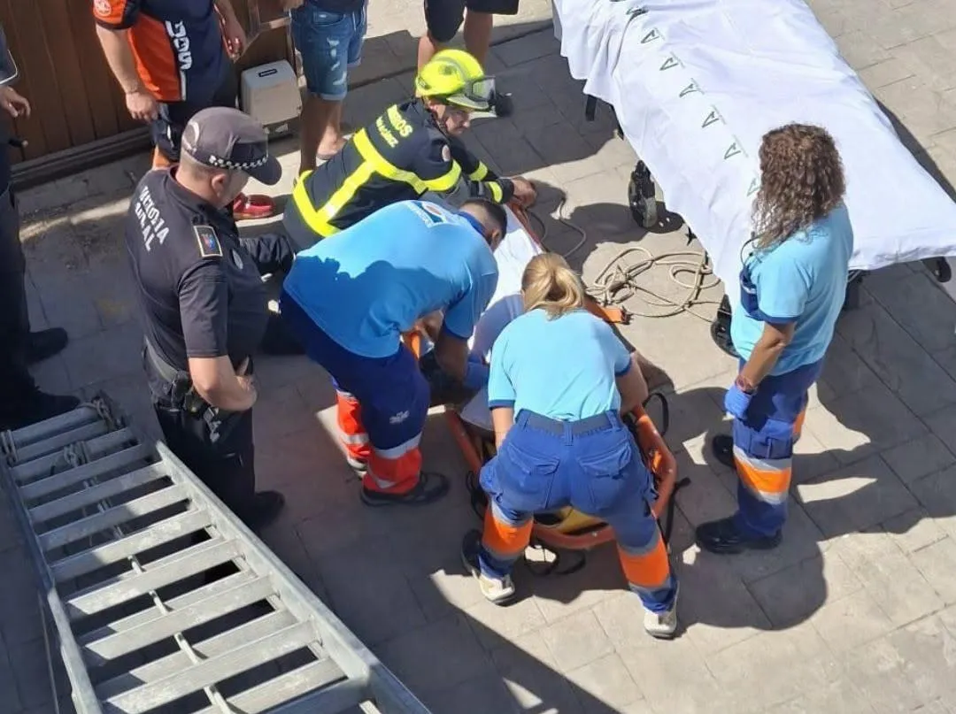 Rescatado un hombre tras caer desde una altura de dos plantas en Conil