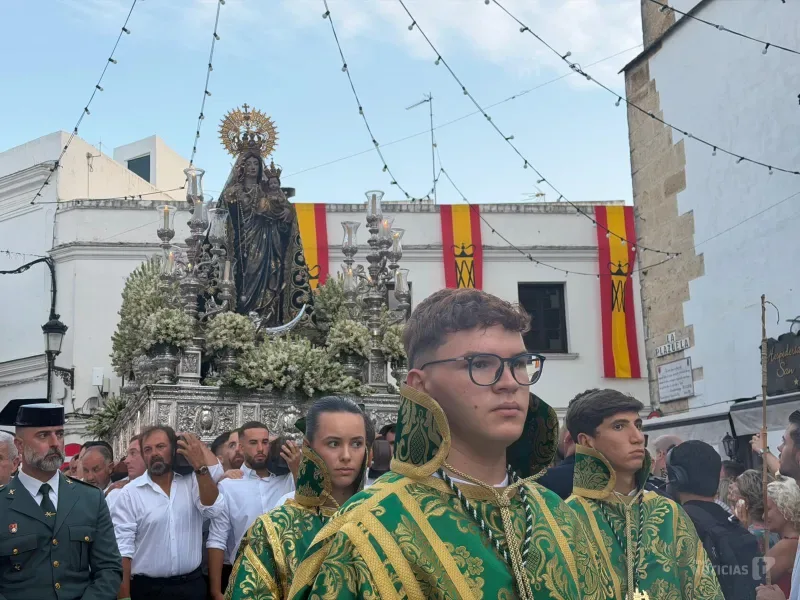 La Virgen de la Oliva ya recorre las calles de Vejer en una procesión multitudinaria y sin incidencias