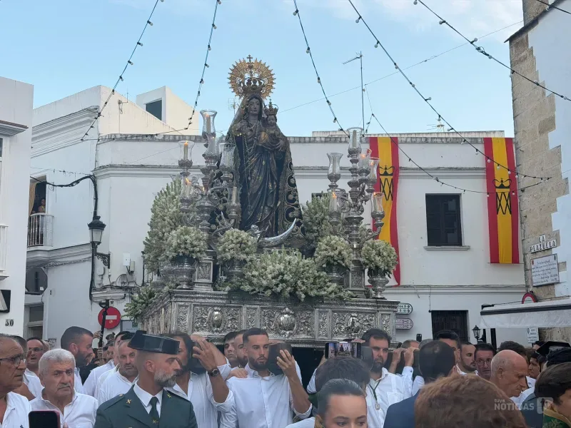 La Virgen de la Oliva ya recorre las calles de Vejer en una procesión multitudinaria y sin incidencias