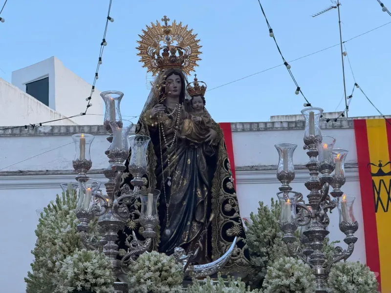 La Virgen de la Oliva ya recorre las calles de Vejer en una procesión multitudinaria y sin incidencias