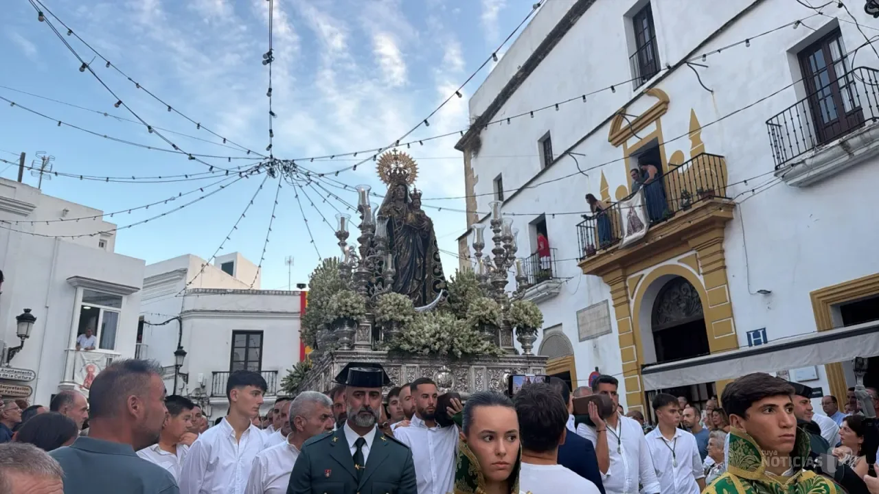 La Virgen de la Oliva ya recorre las calles de Vejer en una procesión multitudinaria y sin incidencias