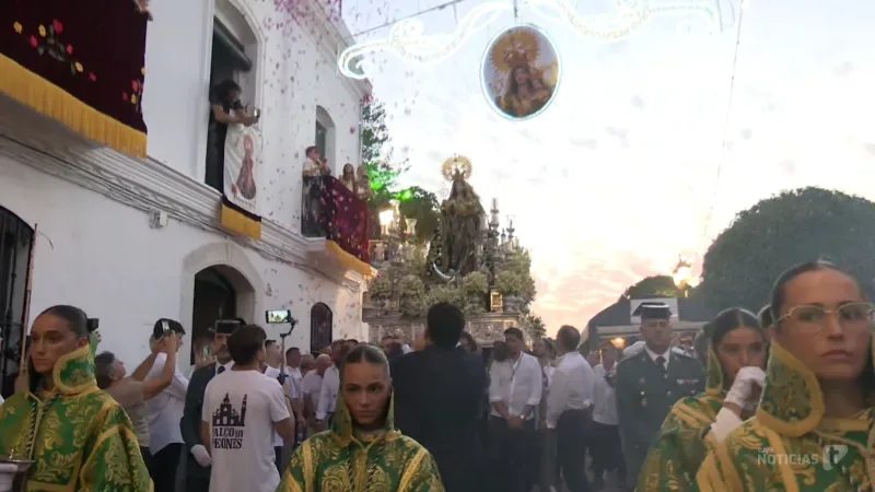 La Virgen de la Oliva ya recorre las calles de Vejer en una procesión multitudinaria y sin incidencias