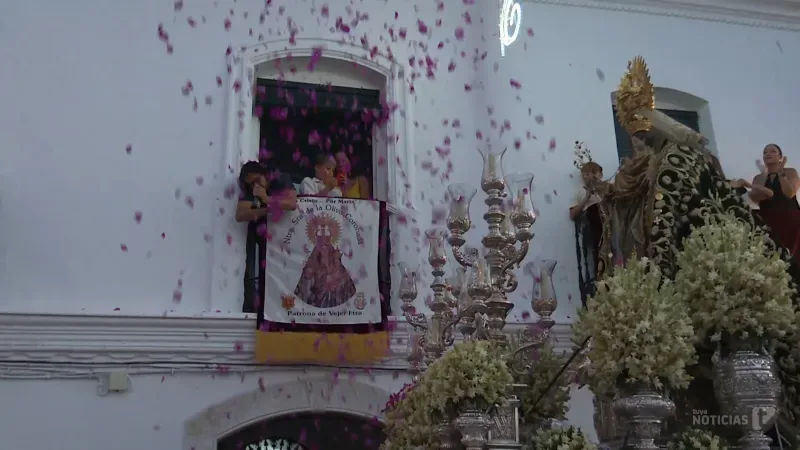 La Virgen de la Oliva ya recorre las calles de Vejer en una procesión multitudinaria y sin incidencias