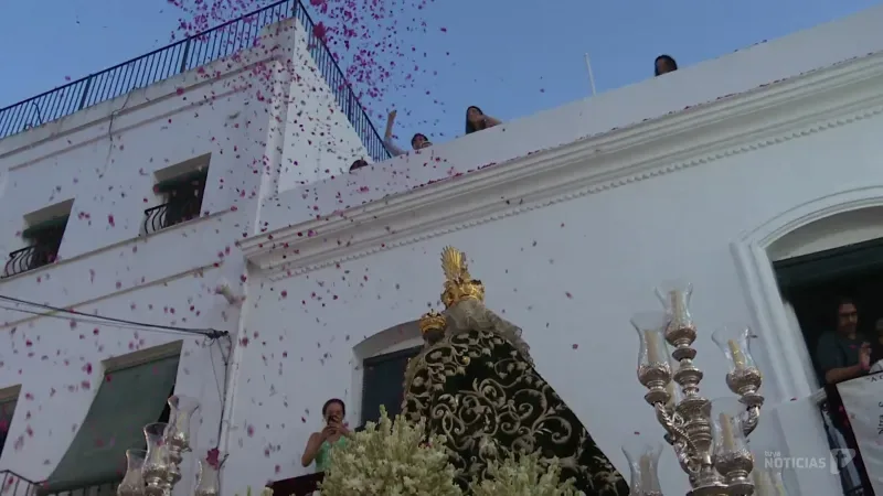 La Virgen de la Oliva ya recorre las calles de Vejer en una procesión multitudinaria y sin incidencias