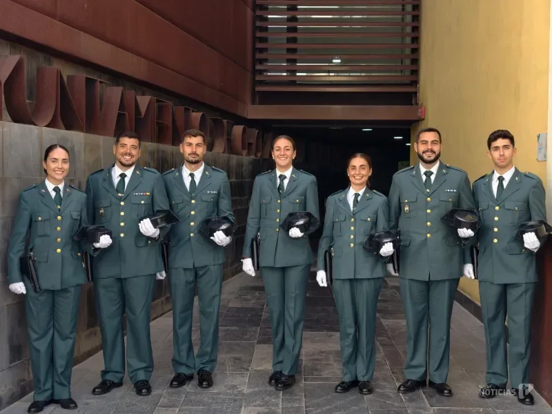 El alcalde recibe a los diez agentes en prácticas de la Guardia Civil de Chiclana
