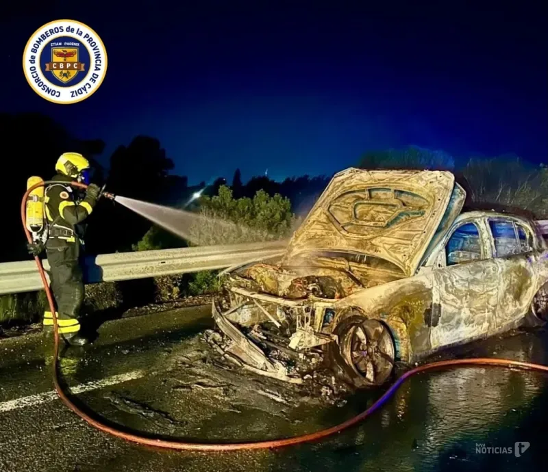 Extinguido un incendio de un turismo en la A-390 a la altura de Chiclana