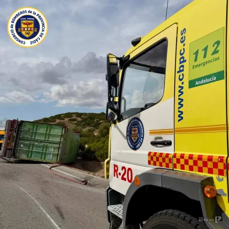 Vuelco de un camión con remolque en la A-408 de Medina Sidonia