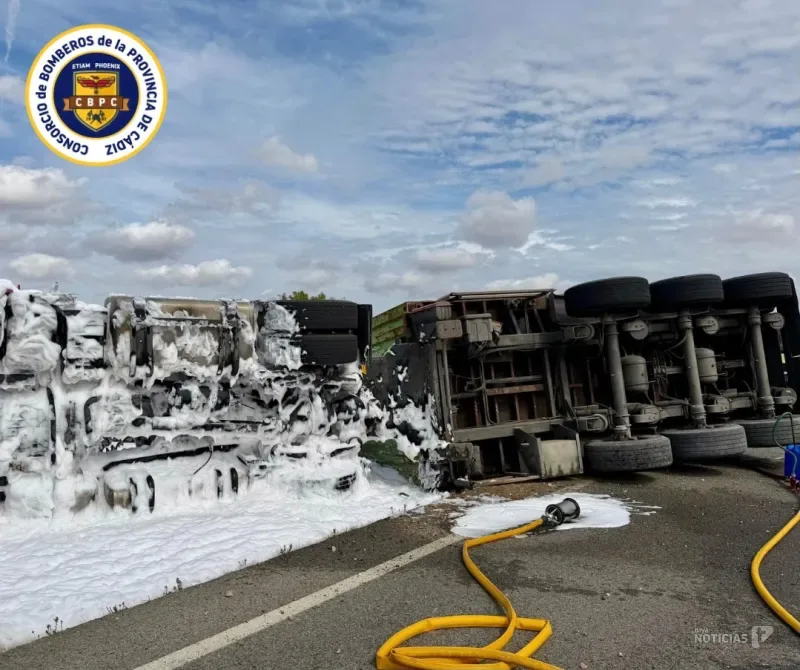 Vuelco de un camión con remolque en la A-408 de Medina Sidonia