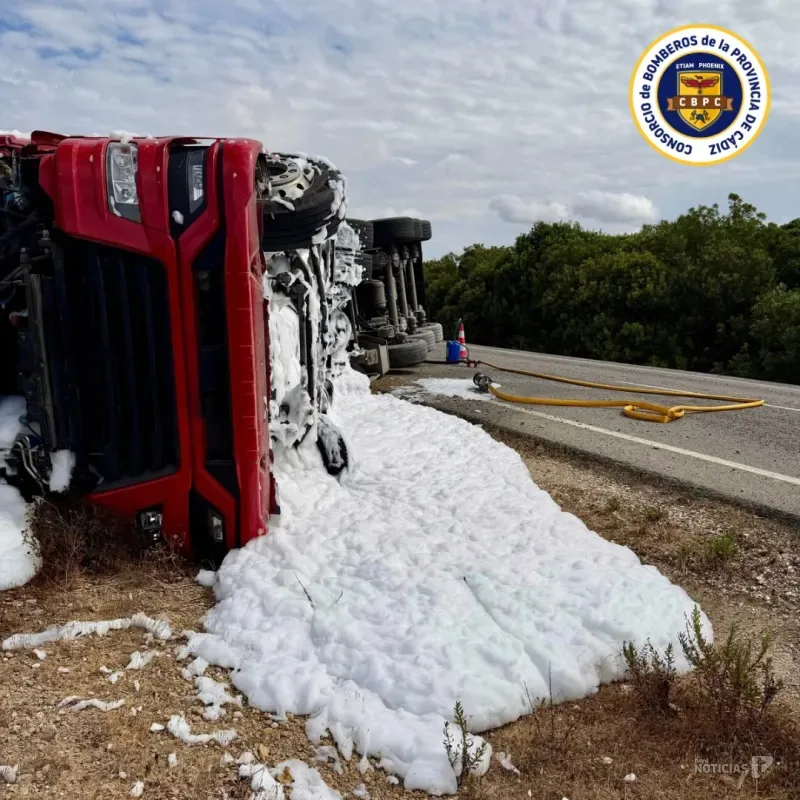 Vuelco de un camión con remolque en la A-408 de Medina Sidonia