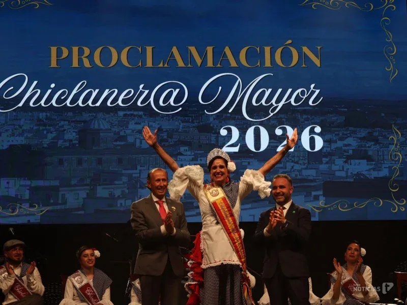 May Leal siendo coronada como Chiclanera Mayor Senior
