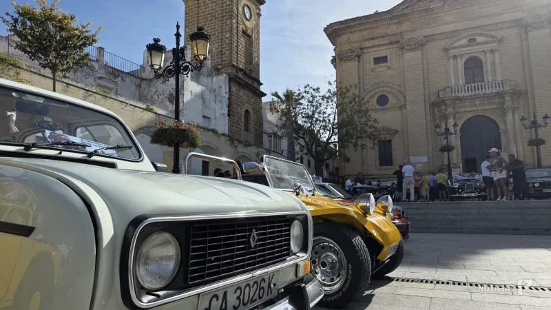 Los coches clásicos se concentraron junto al arquillo el reloj y la iglesia mayor