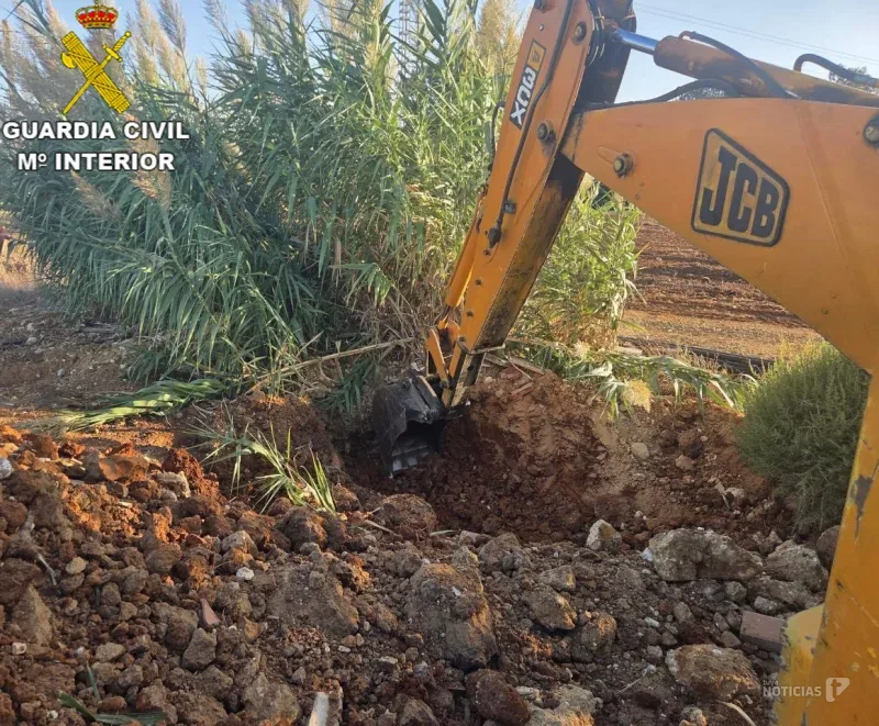 Momento en el que una excavadora rescataba la imagen de la Virgen