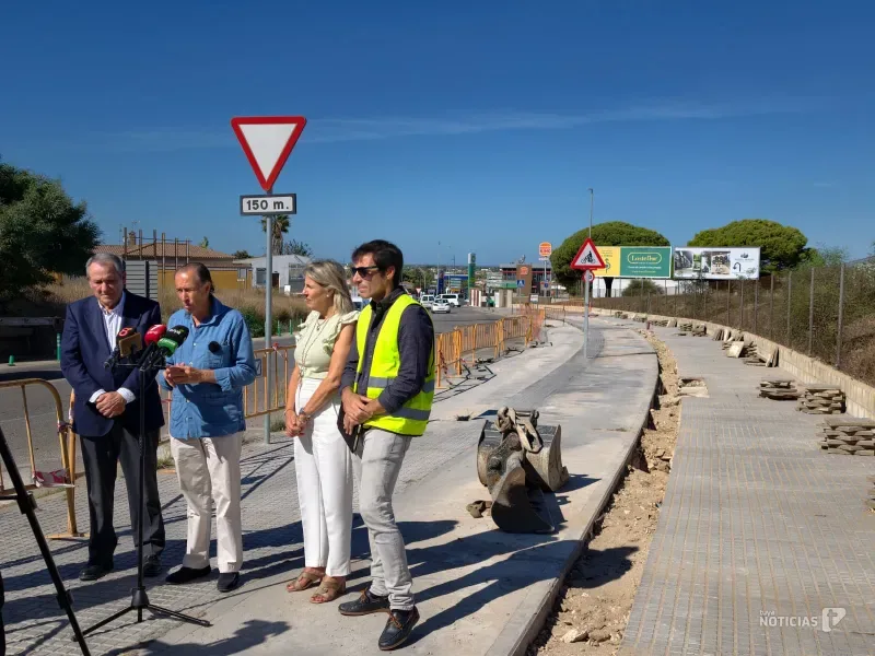 Más de 20 farolas iluminan la carretera de Las Lagunas para aumentar la seguridad
