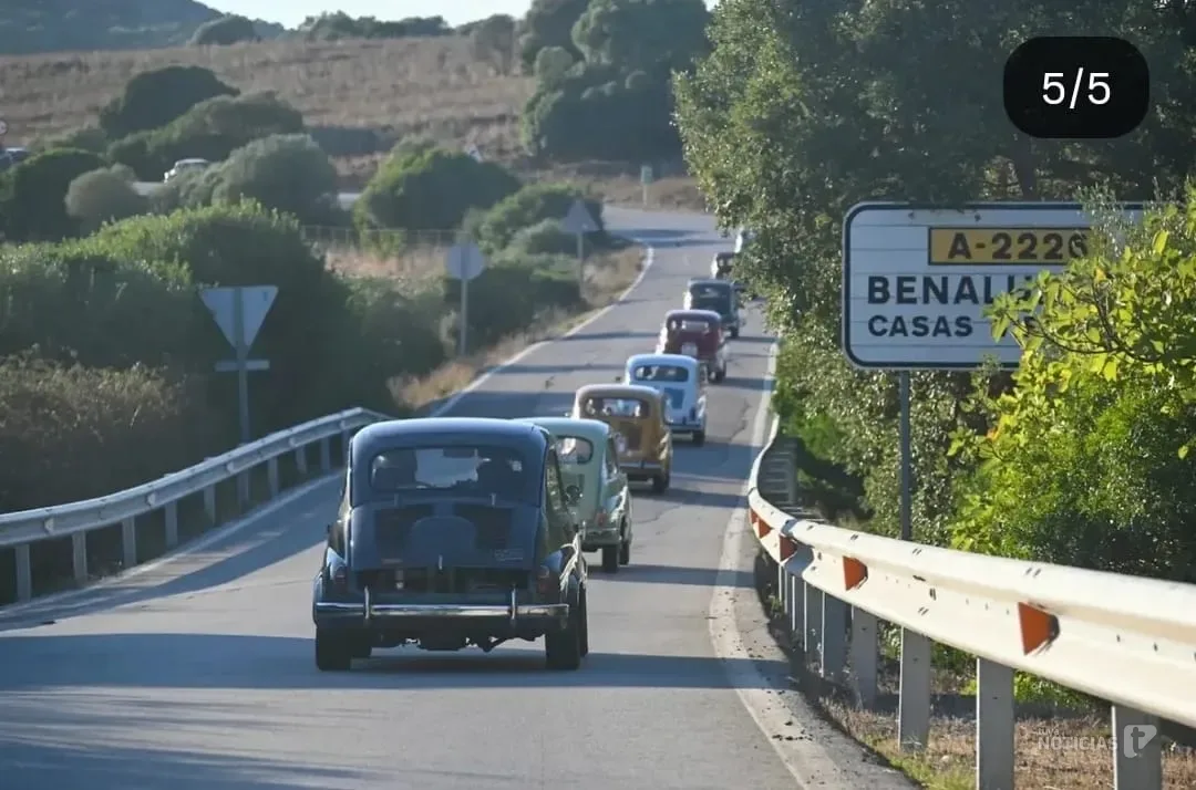 Decenas de Seat 600 clásicos recorren la provincia con parada en Chiclana