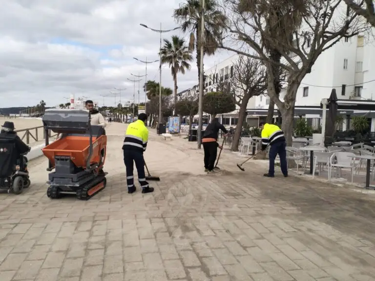 Barbate intensifica los trabajos para recuperar la normalidad tras el temporal