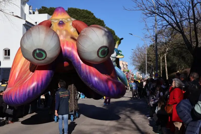 Chiclana explota de alegría: la Gran Cabalgata del Humor llena el centro y deja imágenes que nadie olvidará