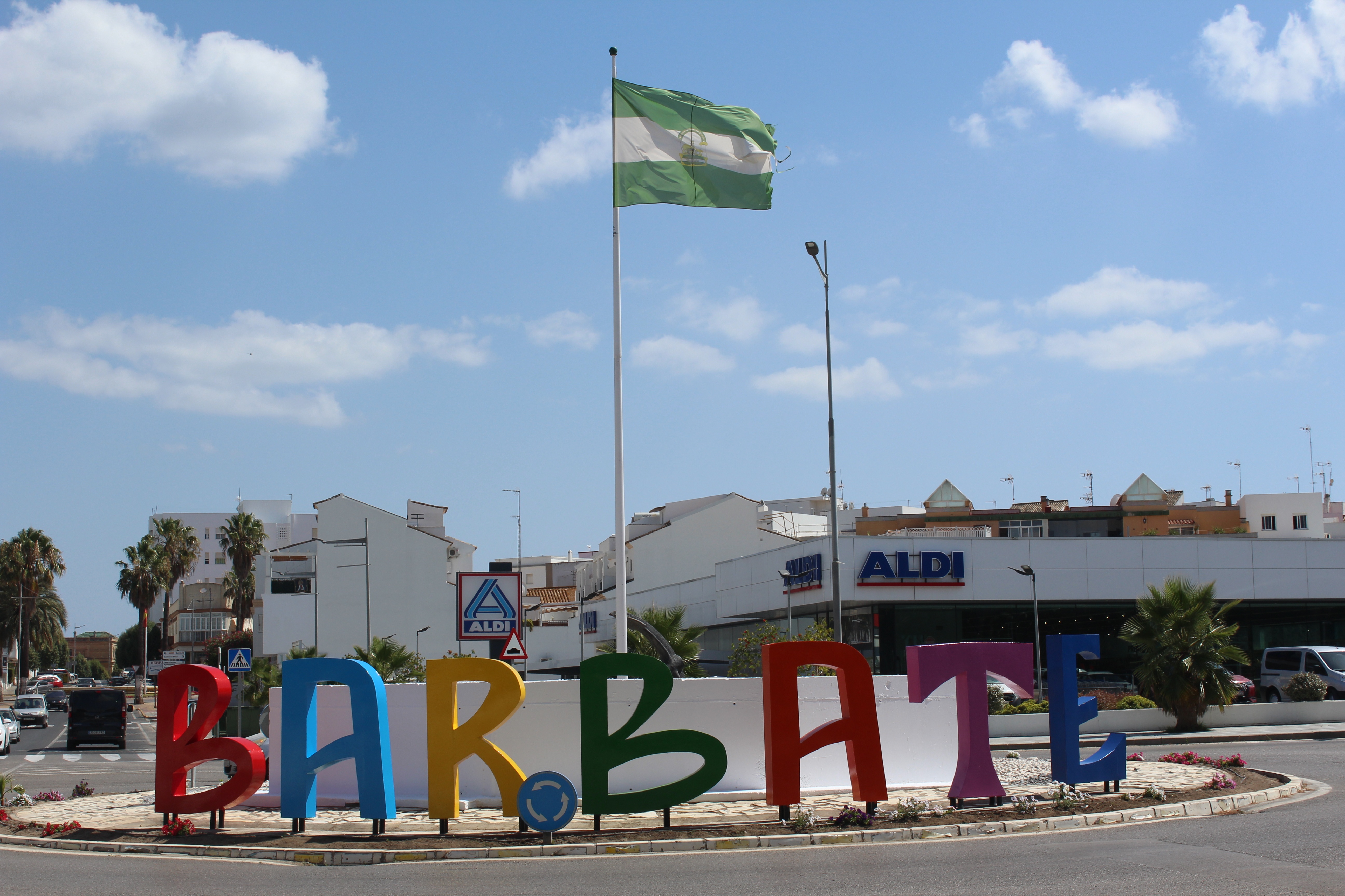 Tiroteo, persecución y un agente herido: la mañana de caos absoluto en Barbate
