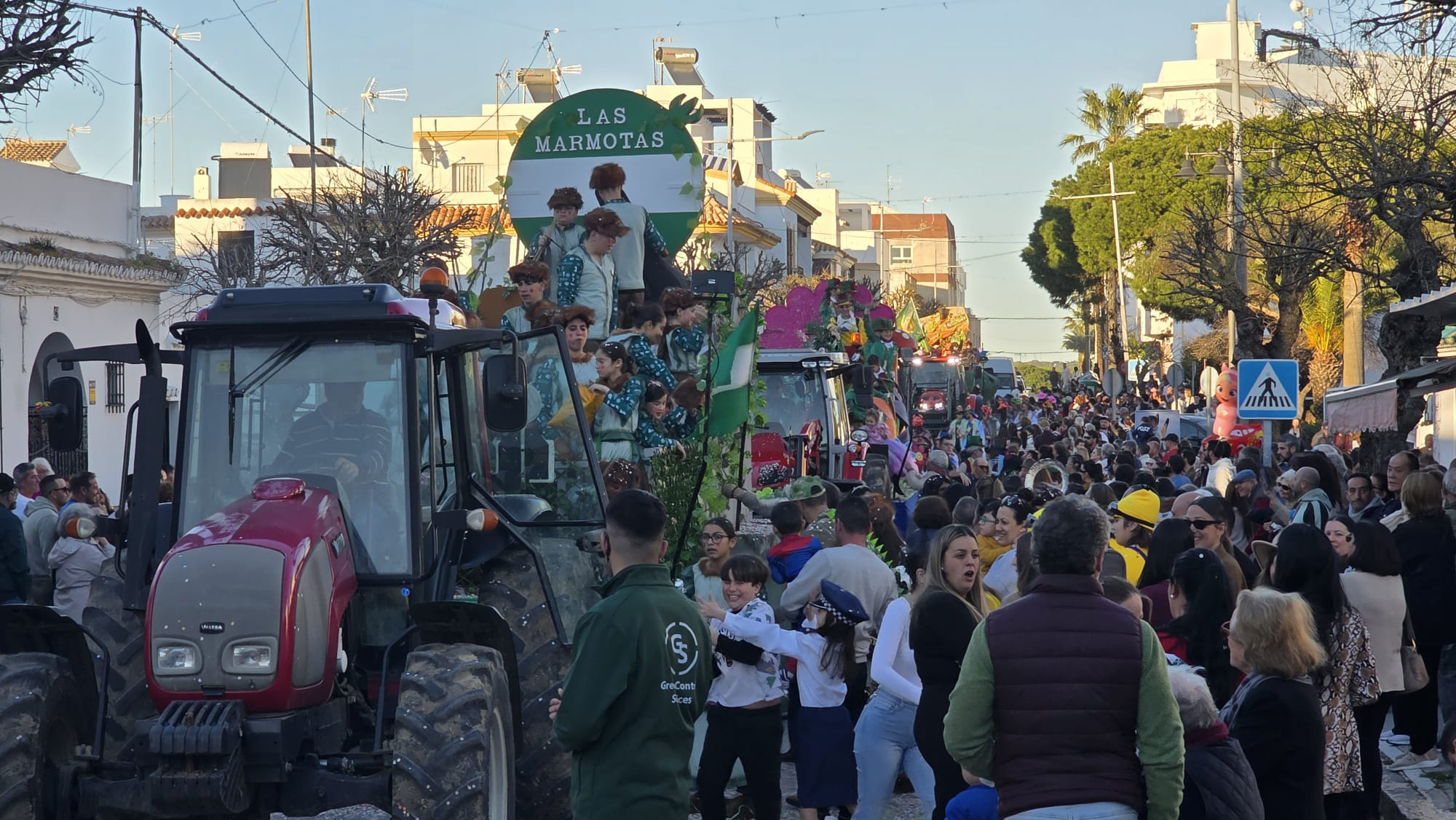 Barbate celebra su carnaval en la calle con una cabalgata muy participativa