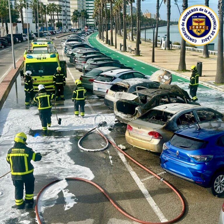 Cuatro vehículos afectados en un incendio en la Avenida de la Bahía, en Cádiz