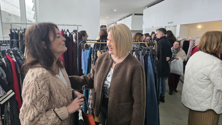 El cambio de ubicación no frena al comercio de Conil: Así se vivió la jornada de chollos en el Mercado