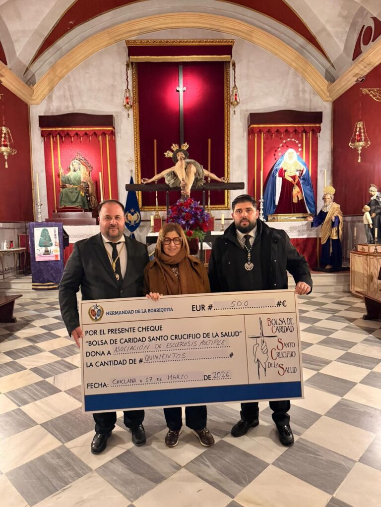 Donación solidaria del Santo Crucifijo de la Salud a la Asociación de Esclerosis Múltiple de Cádiz