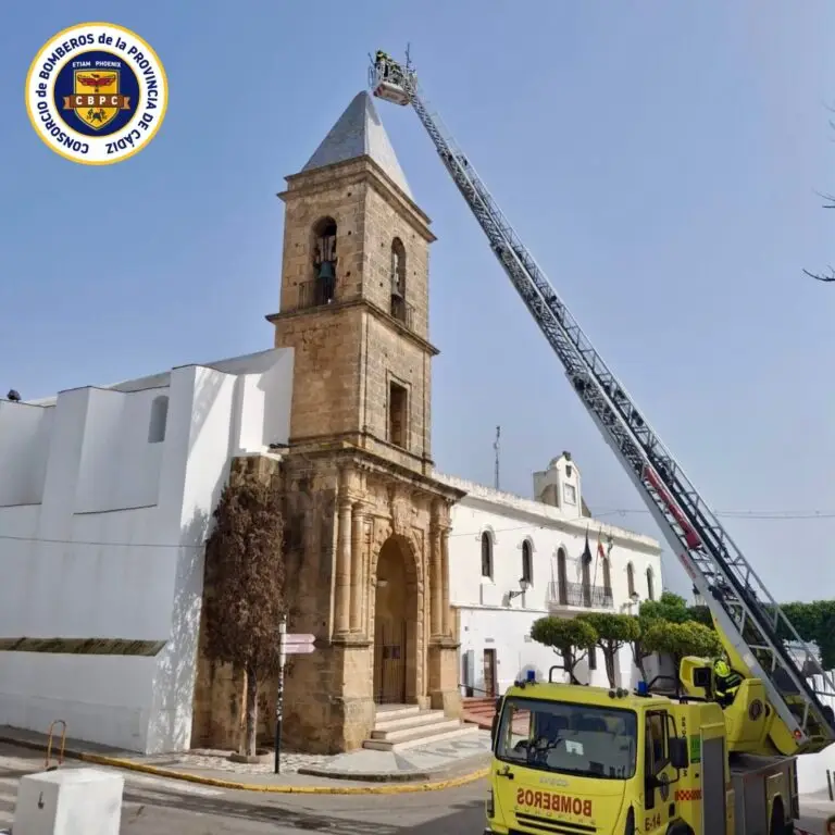 Retiran de urgencia la cruz del campanario de Santa Catalina por riesgo de caída