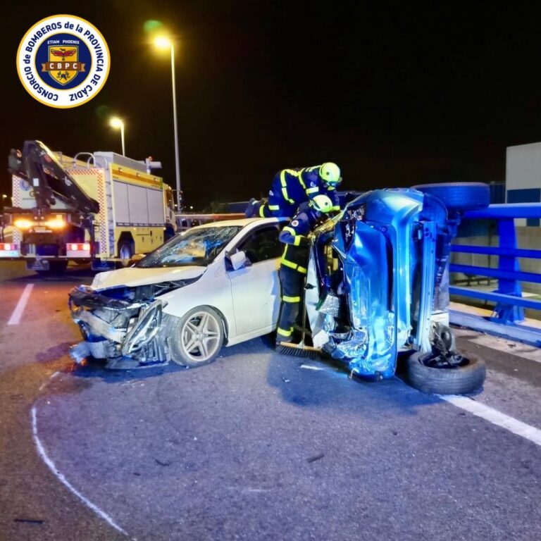Aparatoso accidente en Puerto Real deja una persona atrapada y dos heridos