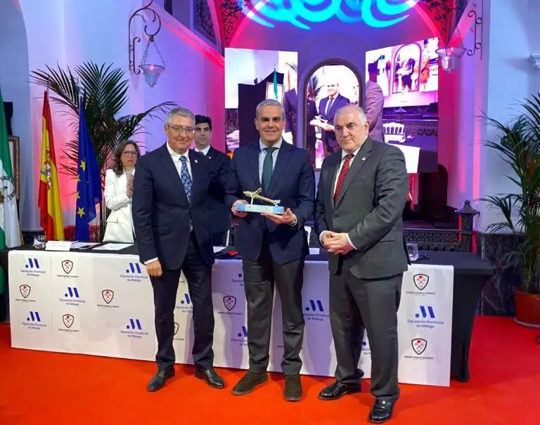 El Consorcio de Bomberos de Cádiz recibe una distinción del Consorcio Provincial de Bomberos de Málaga