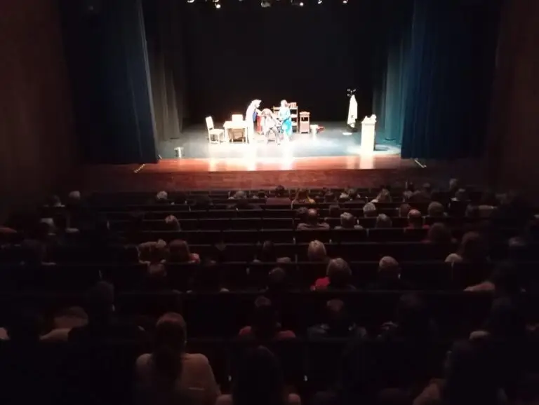 Teatro, memoria y solidaridad llenan el Miguel Mihura de Medina Sidonia