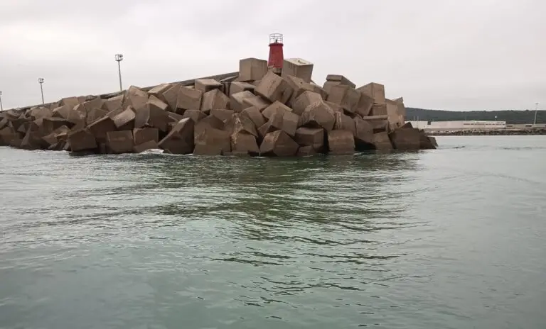 El PSOE de Barbate exige la dimisión del director de Puertos por el retraso en el dragado