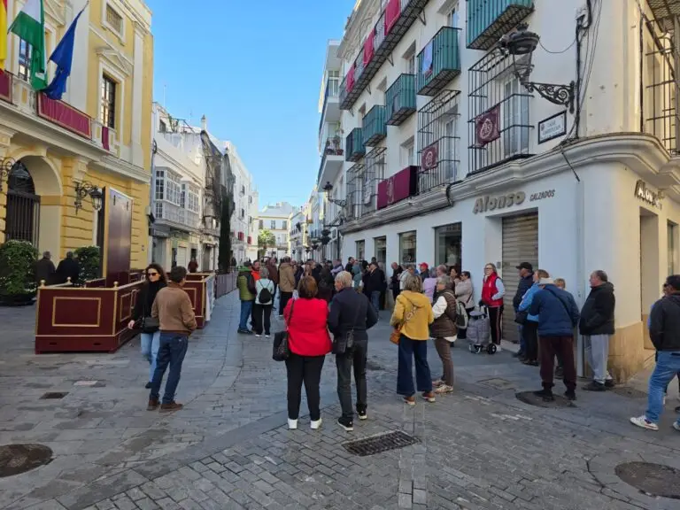 Vecinos del Marquesado se plantan ante el Ayuntamiento para exigir servicios básicos