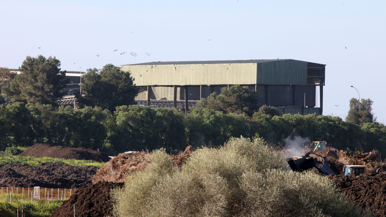 Hallan un cadáver entre la basura en una planta de reciclaje de Jerez